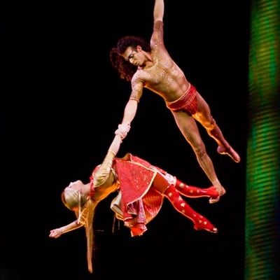 Dos artistas cogidos de la mano realizan un dúo aéreo - Kà Cirque du Soleil