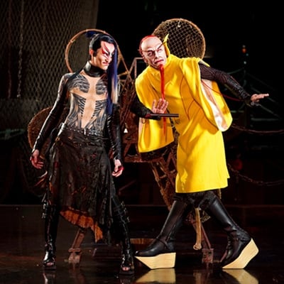 Parece que dos hombres vestidos con ropa asiática tradicional van a tramar algo - Kà Cirque du Soleil